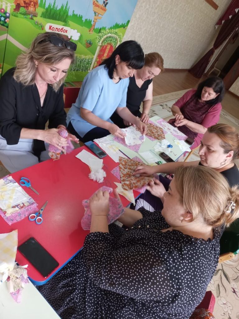 Сегодня воспитатели старшей группы Кожашева З.М. и Гамаева А.В. провели мастер класс с педагогами "Изготовление тряпичной куклы Ладушка"