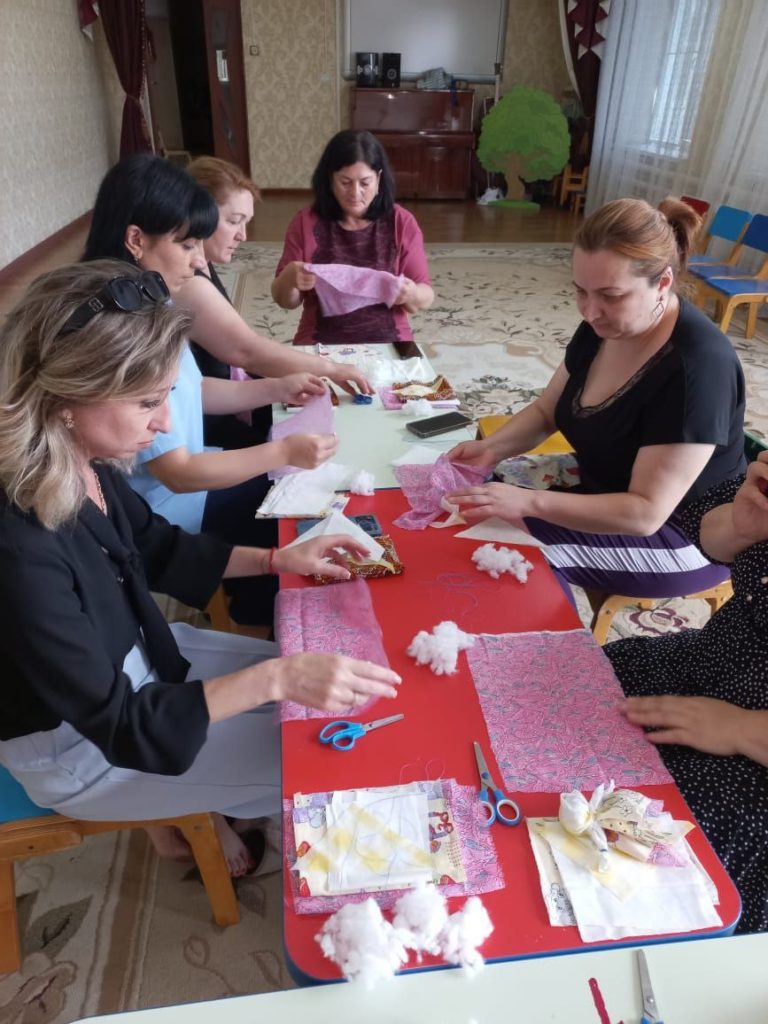 Сегодня воспитатели старшей группы Кожашева З.М. и Гамаева А.В. провели мастер класс с педагогами "Изготовление тряпичной куклы Ладушка"